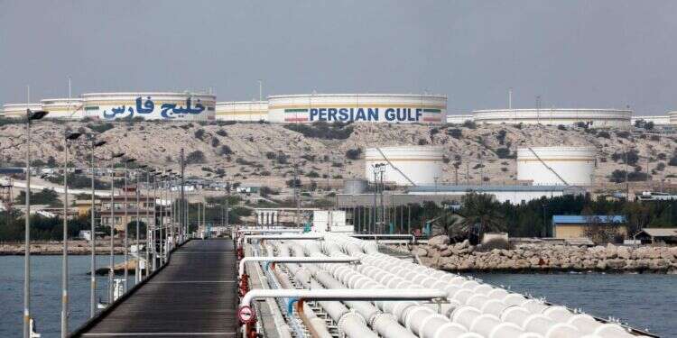 מתקן נפט בחופי איראן, במפרץ הפרסי. צילום: AFP מתקן נפט בחופי איראן, במפרץ הפרסי. צילום: AFP
