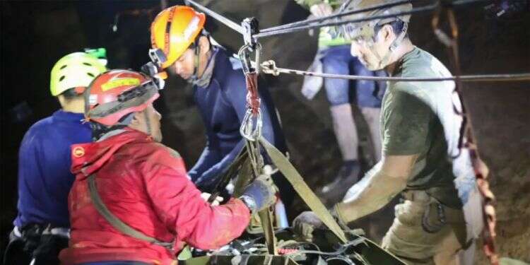 אנדי החילוץ מוציאים את אחד הנערים במתקן נשיאה. צילום: AFP צילום: AFP