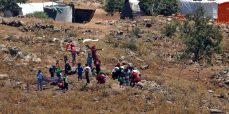 אזרחים סורים בסמוך לגדר הגבול עם ישראל. צילום: AFP צילום: AFP