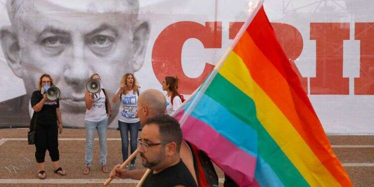 השלט נגד נתניהו בהפגנת הלהט צילום: AFP