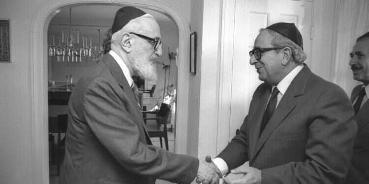 הרב יוסף דב סולובייצ'יק בפגישה עם נשיא המדינה יצחק נבון בביתו בבוסטון, 1983. צילום: יעקב סער, לע צילום: יעקב סער, לע"מ