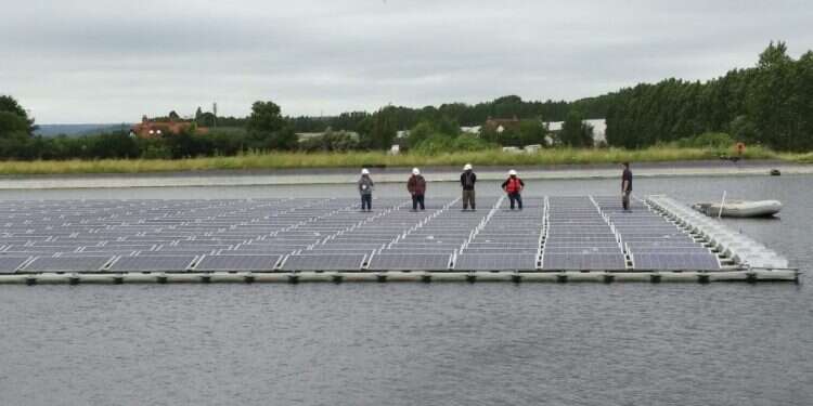 מתקן סולארי על אגם באנגליה. צילום: אייל בהרב צילום: אייל בהרב