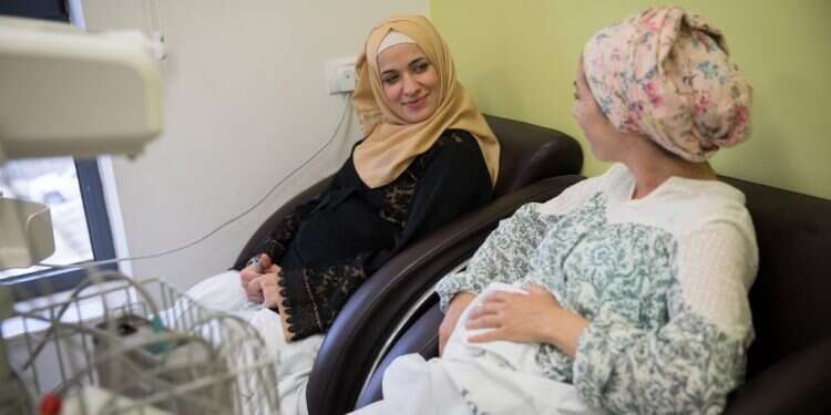 לבנת בכר־גרין וזיינאב טאקאש. למצולמות אין קשר לכתבה. צילום: הדס פרוש, פלאש 90 צילום: הדס פרוש, פלאש 90