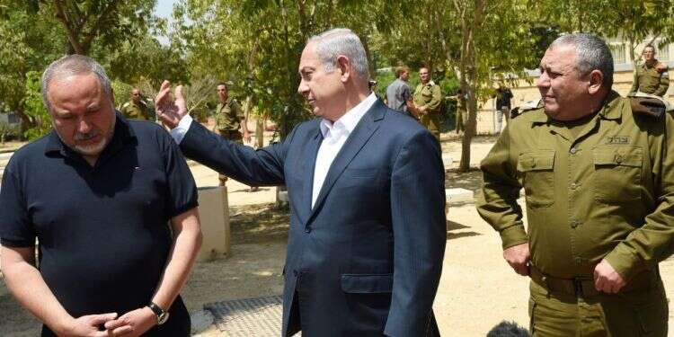 נתניהו, ליברמן ואיזנקוט בסיור בדרום, השבוע צילום: חיים הורנשטיין צילום: חיים הורנשטיין