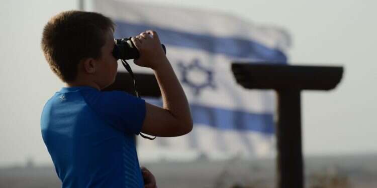 מטיילים ישראלים בתל סאקי. צופים בקרבות ברמת הגולן הסורי. צילום: גיל אליהו ג'יני צילום: גיל אליהו ג'יני