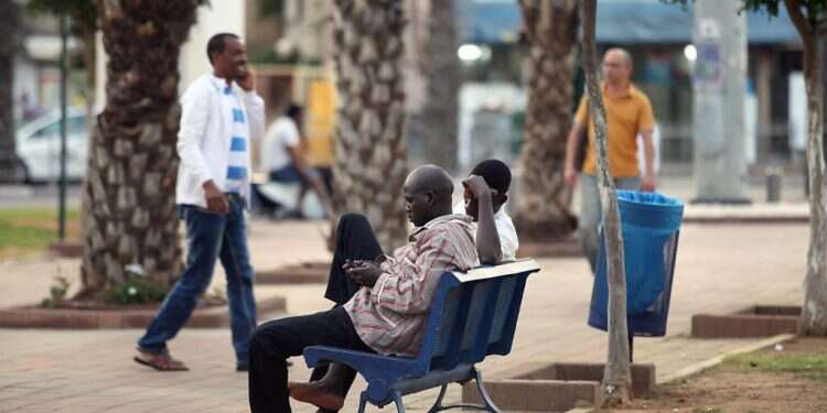 מהגרים מאריתריאה וסודן בדרום תל אביב. צילום: גדעון מרקוביץ' צילום: גדעון מרקוביץ'
