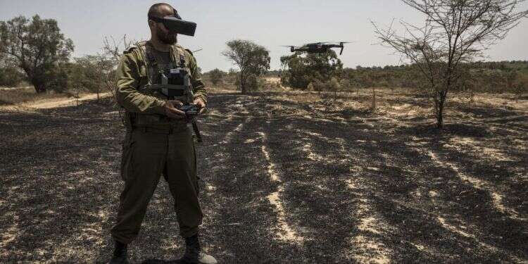 קצין מפעיל רחפן מסכל בעוטף עזה
קרב אוויר-אוויר: הלוחמים החדשים נגד טרור העפיפונים