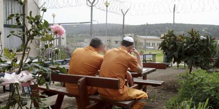 אסירים בכלא. אילוסטרציה. צילום: יוסי אלוני צילום: יוסי אלוני