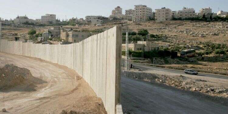 גדר ההפרדה. צילום: מרים צחי צילום: מרים צחי