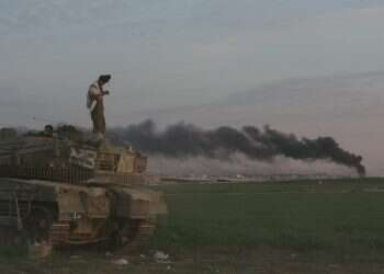 חייל מתפלל על טנק
במהלך מבצע עופרת יצוקה. צילום: מרים צחי צילום: מרים צחי