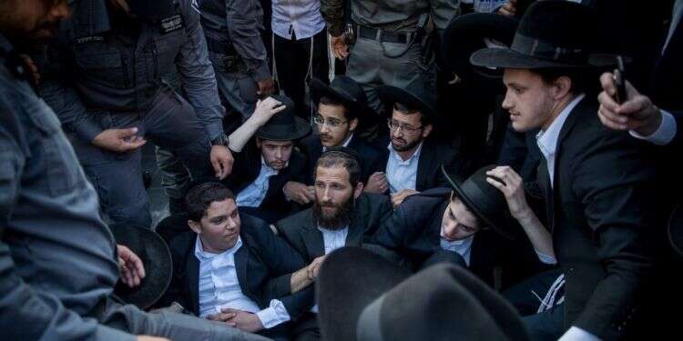 הפגנת חרדים נגד מעצר בני ישיבות על ידי הצבא. צילום: יונתן זינדל/פלאש90 צילום: יונתן זינדל/פלאש90