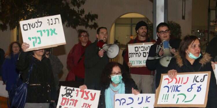 הפגנה בבתי הזיקוק חיפה. צילום: הרצי שפירא הפגנה בבתי הזיקוק חיפה. צילום: הרצי שפירא