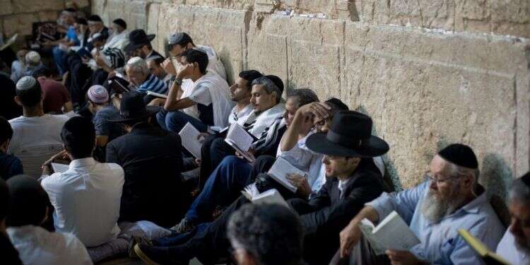 תשעה באב בכותל המערבי. צילום: יונתן זינדל/פלאש 90 צילום: יונתן זינדל/פלאש 90