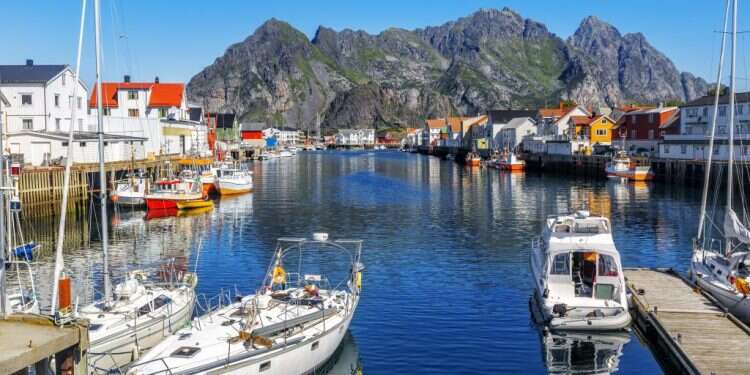 כפר הדייגים הנינגסוואר, הממוקם בקבוצת איים קטנה בחוף הדרומי של נורבגיה. צילום: שאטרסטוק צילום: שאטרסטוק
