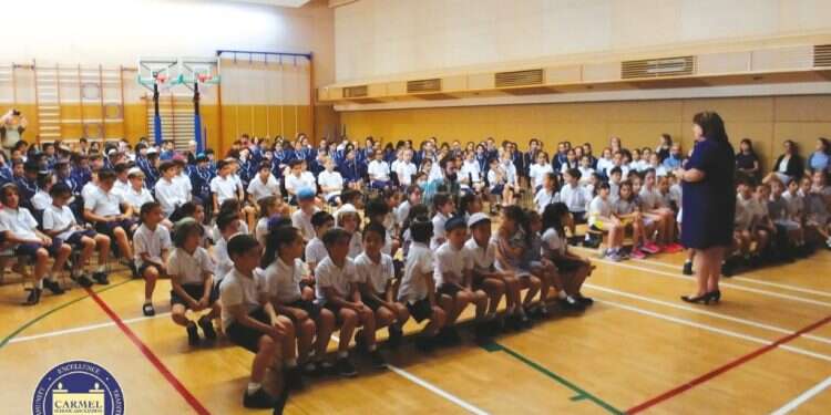 רייצ'ל פרידמן ותלמידי בית הספר צילום: בית ספר כרמל