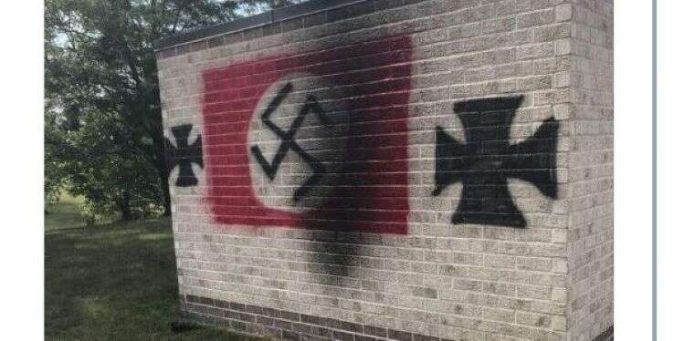 הגראפיטי הנאצי באינדיאנה. צילום: מתוך מטוויטר צלבי קרס רוססו בבית כנסת באינדיאנה