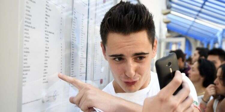 תלמיד תיכון בצרפת. צילום: AFP צילום: AFP