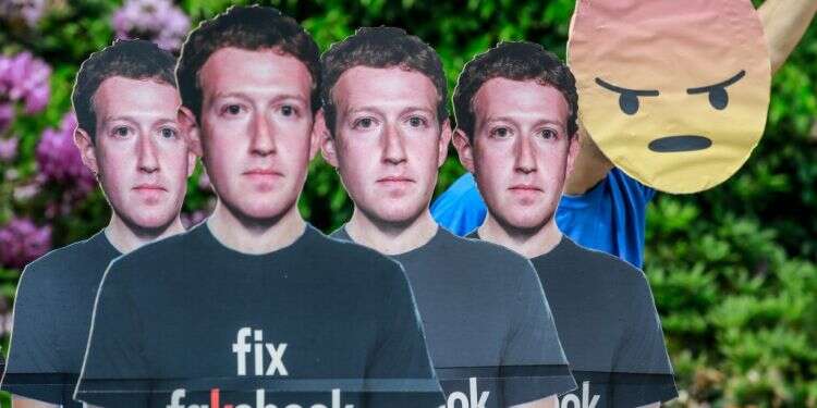 הפגנה נגד מארק צוקרברג. צילום: EPA צילום: EPA