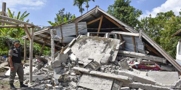 נזקי הרעשים בלומבוק. צילום: EPA צילום: EPA