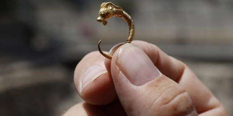 העגיל שהתגלה בעיר דוד. צילום: EPA צילום: EPA