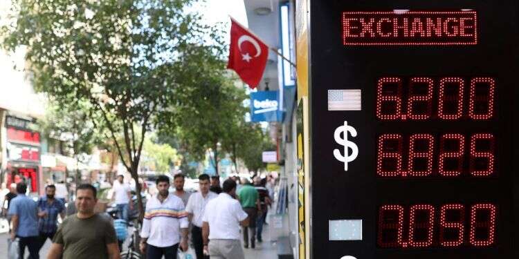 שער הלירה הטורקית מול הדולר והאירו, השבוע. צילום: EPA צילום: EPA