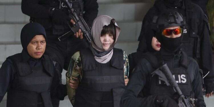 אחת המתנקשות מובלת מבית המשפט. צילום: EPA צילום: EPA