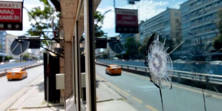 נקודת הפגיעה בחלון. צילום: EPA צילום: EPA