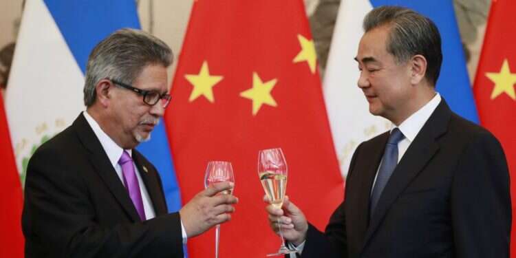 שר החוץ הסיני ומקבילו מאל סלבדור בטקס ייסוד היחסים בין שתי המדינות. צילום: EPA צילום: EPA