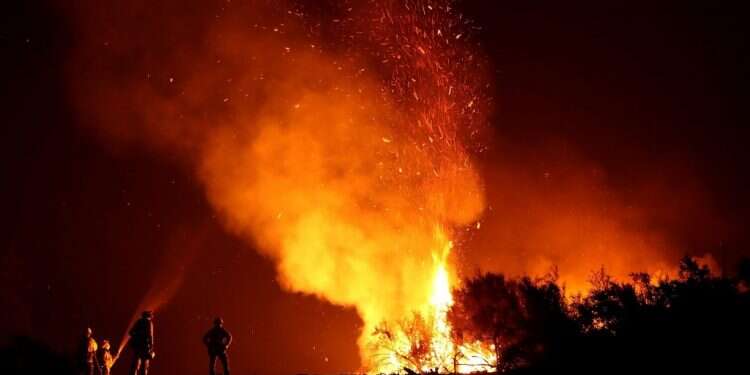 לוחמים בשריפות. צילום: AFP צילום: AFP