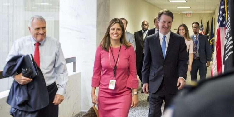 קוואנו בדרכו לפגישה עם הסנאטורית דייאן פיינסטין. צילום: AFP צילום: AFP