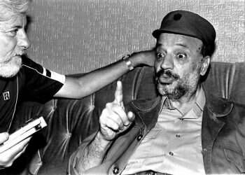 אבנרי פוגש את ערפאת. צילום: ענת סרגוסטי (באדיבות הספרייה הלאומית)