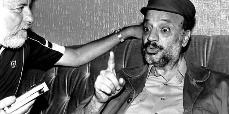 אבנרי פוגש את ערפאת. צילום: ענת סרגוסטי (באדיבות הספרייה הלאומית)