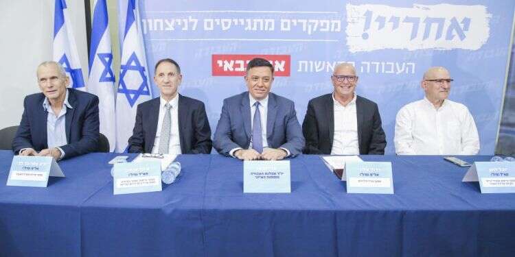 אבי גבאי וקבוצת התמיכה הביטחונית שלו. מימינו, תא''ל במילואים אסף אגמון. צילום: יהושע יוסף צילום: יהושע יוסף