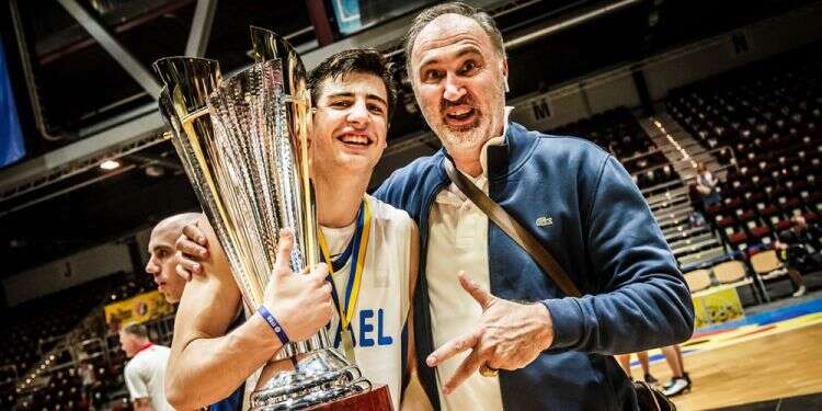 עם האב זופר. צילום: באדיבות פיבא
צילום: באדיבות פיבא