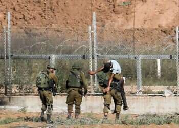 כוחות צה"ל מפנים פלסטיני שניסה לחצות את גדר הגבול ברצועת עזה. צילום: AFP