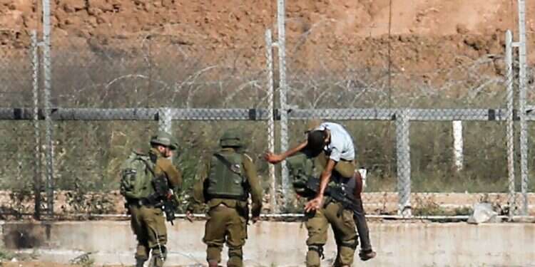 כוחות צה כוחות צה"ל מפנים פלסטיני שניסה לחצות את גדר הגבול ברצועת עזה. צילום: AFP