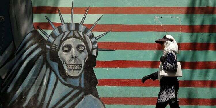 ציור על קיר הבניין ששימש בתור השגרירות האמריקנית בטהרן. צילום: AFP צילום: AFP