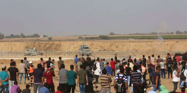 הפגנות על הגדר ברצועת עזה. צילום: AFP הפגנות על הגדר ברצועת עזה. צילום: AFP