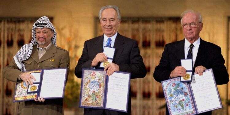 שלושת חתני פרס נובל לשלום לשנת 1994 יצחק רבין, שמעון פרס ויאסר עראפת. צילום: סער יעקב, לע''מ
צילום: סער יעקב, לע''מ