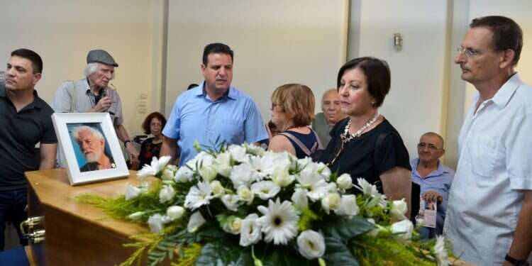 ארונו של אבנרי מוצב השבוע בבית סוקולוב בתל־אביב. צילום: פלאש 90 צילום: פלאש 90