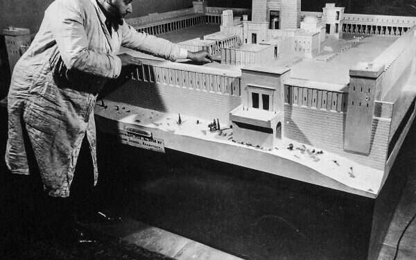 האדריכל יעקב יהודה ז דגם המקדש שעורר את הרגש הלאומי של איינשטיין