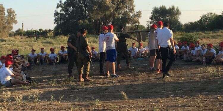 נוער חרדי מתאמן לגיוס לצנחנים. צילום: דוברות משרד הביטחון צילום: דוברות משרד הביטחון