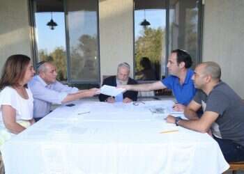 הרב בן־נון (במרכז) בטקס החתימה המיוחד, בשבוע שעבר. צילום: מרים צחי צילום: מרים צחי