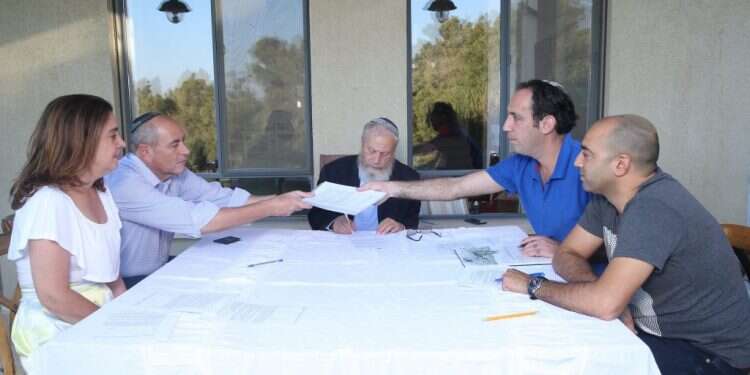 הרב בן־נון (במרכז) בטקס החתימה המיוחד, בשבוע שעבר. צילום: מרים צחי צילום: מרים צחי