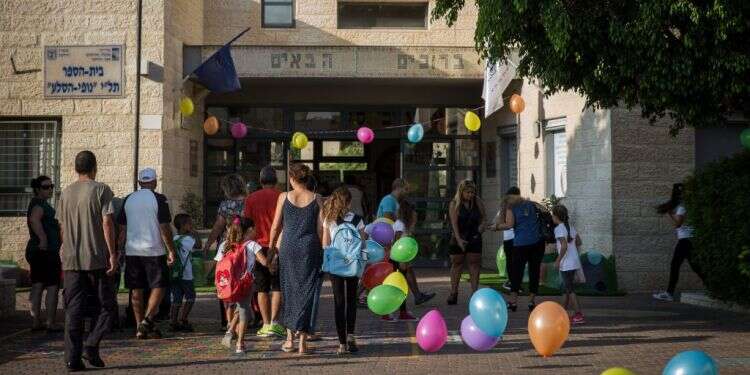 פתיחת שנת הלימודים. למצולמים אין קשר לכתבה. צילום: הדס פרוש, פלאש 90
 צילום: הדס פרוש, פלאש 90