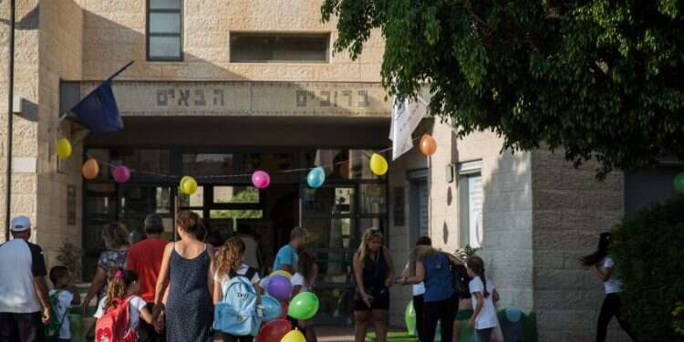 פתיחת שנת הלימודים. למצולמים אין קשר לכתבה. צילום: הדס פרוש, פלאש 90
 צילום: הדס פרוש, פלאש 90