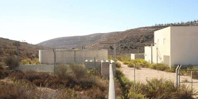 מתקן טיהור השפכים בעפרה שהפעלתו מתעכבת. צילום: מרים צחי צילום: מרים צחי