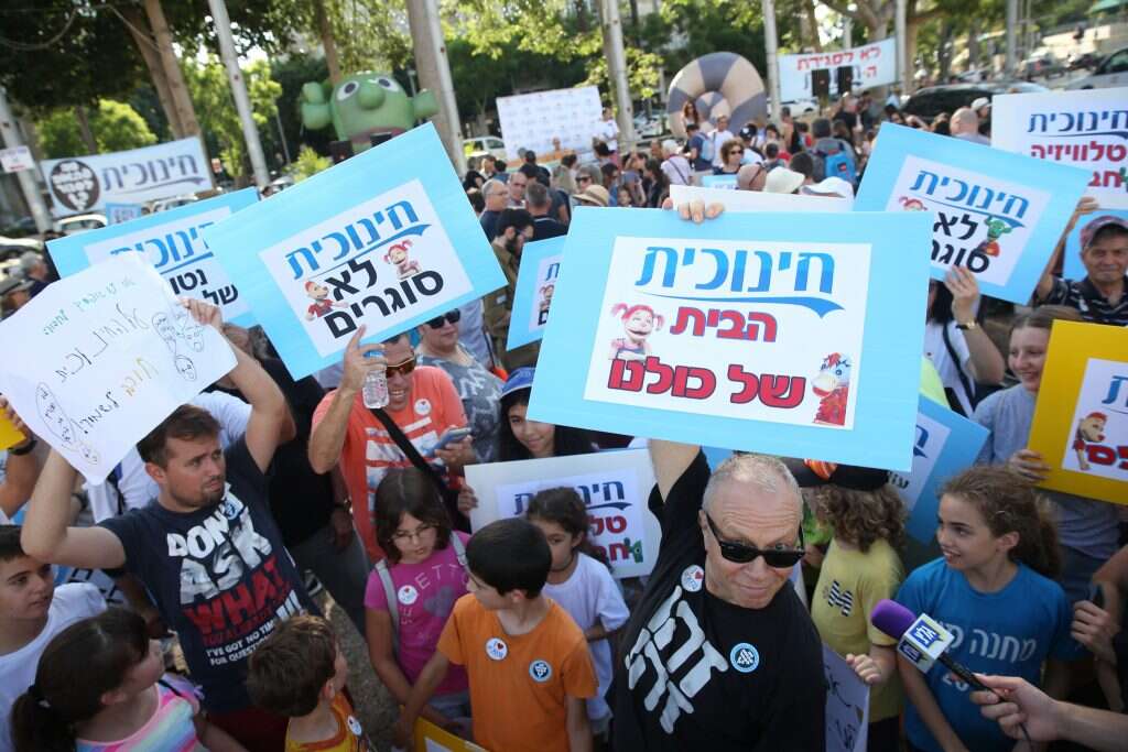 עובדי הטלוויזיה החינוכית וילדיהם מפגינים נגד סגירת הערוץ. צילום: יהושע יוסף צילום: יהושע יוסף