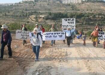 הפגנה נגד הגדר, 2013 צילום: מרים צחי