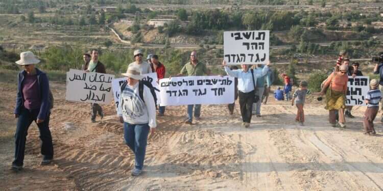 הפגנה נגד הגדר, 2013 צילום: מרים צחי הפגנה נגד הגדר, 2013 צילום: מרים צחי